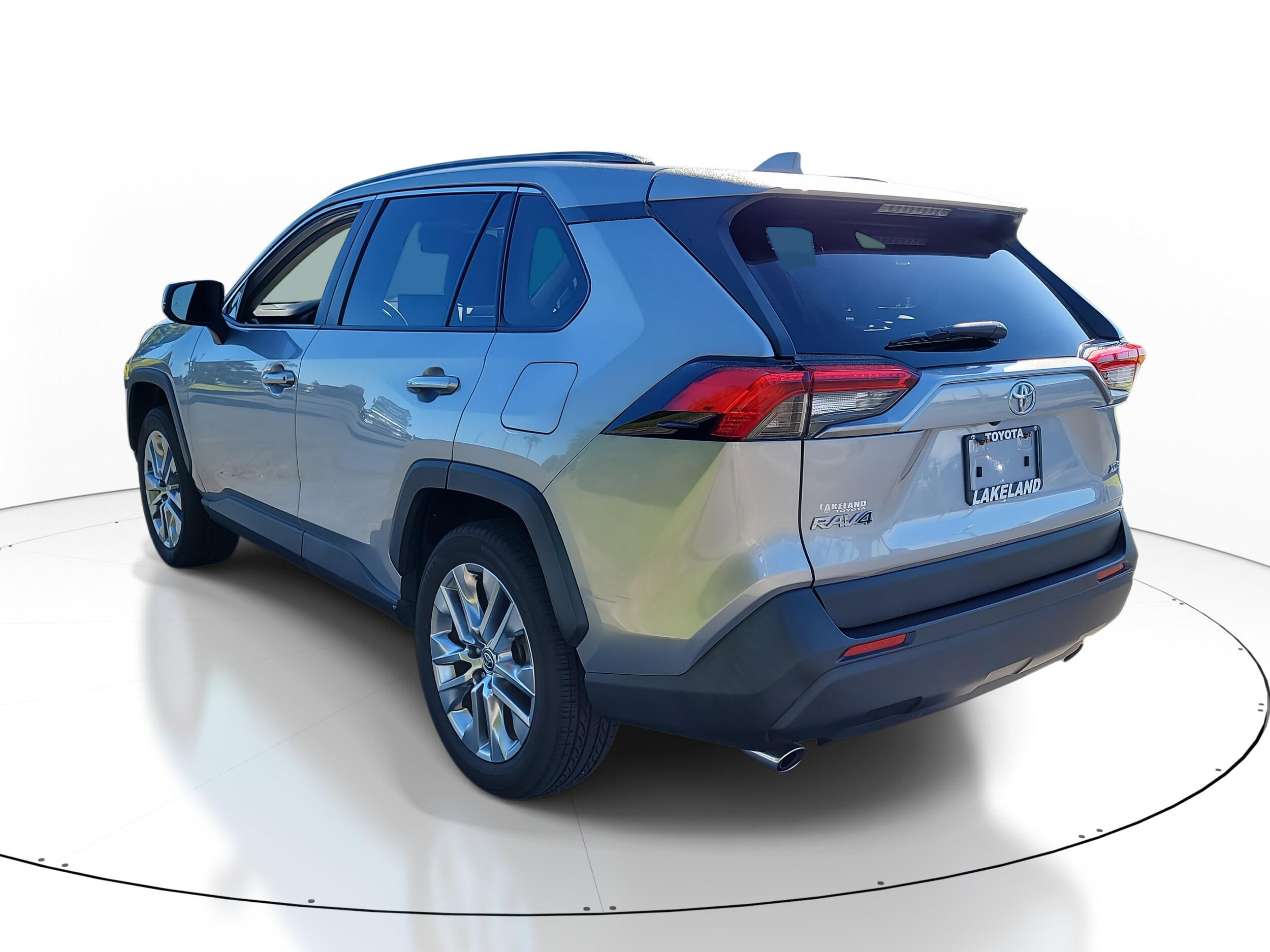 2020 Toyota RAV4 XLE Premium photo 4