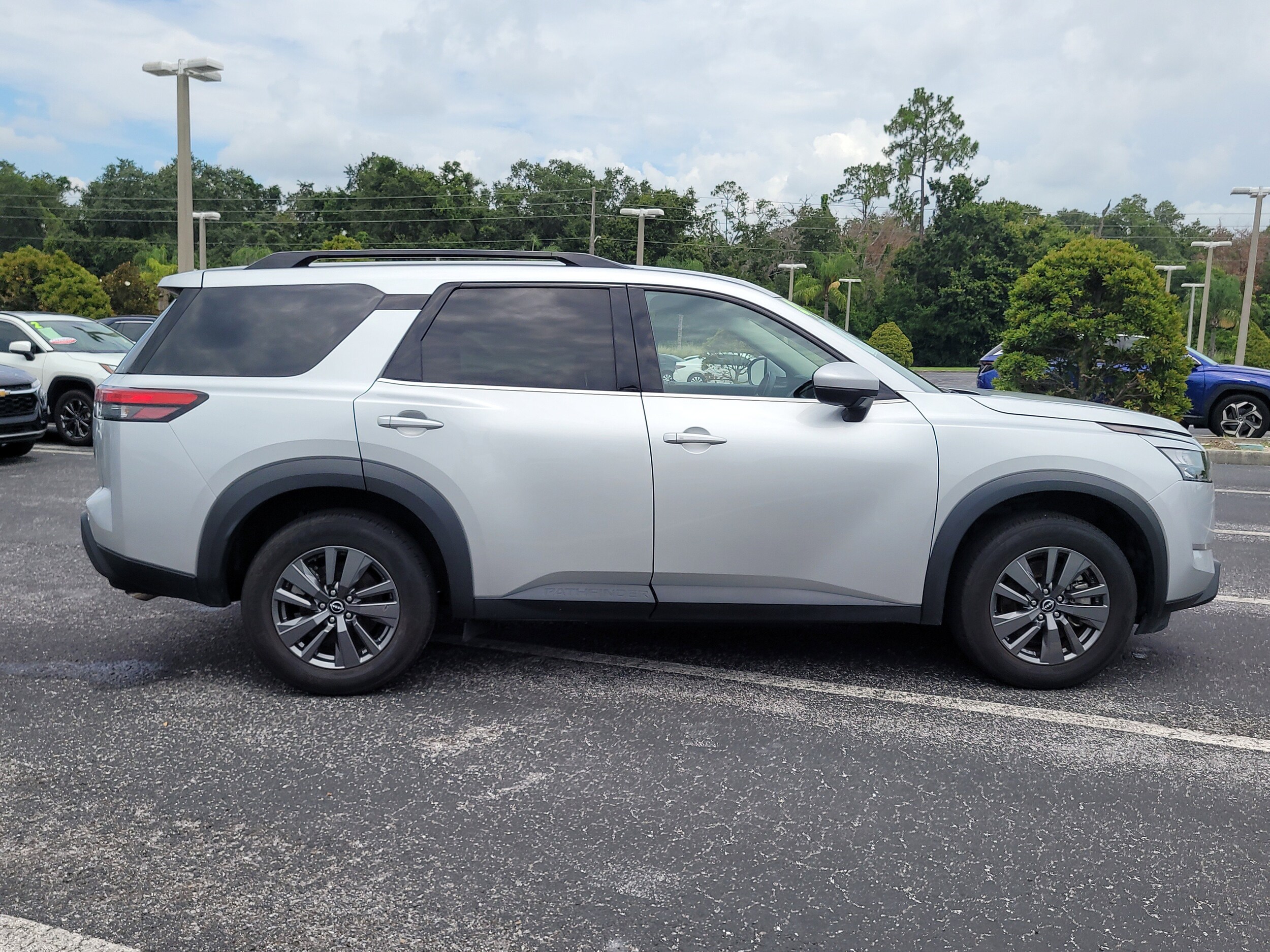 2024 Nissan Pathfinder SV photo 3
