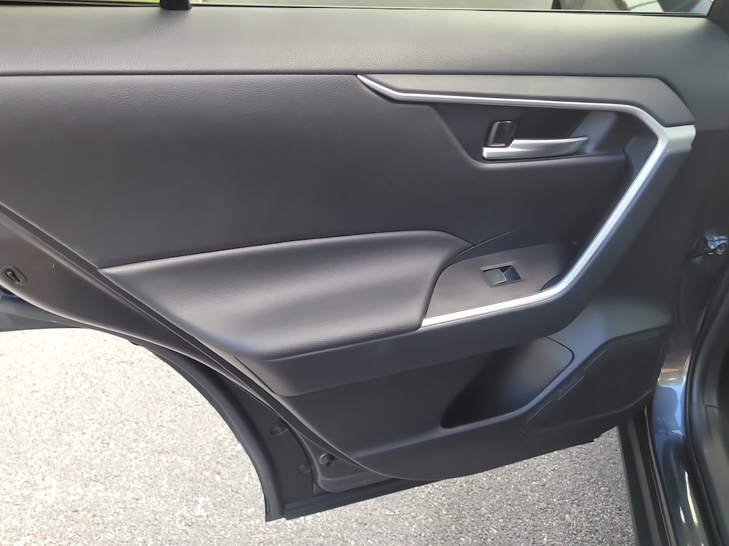 2025 Toyota RAV4 Hybrid XLE photo 3