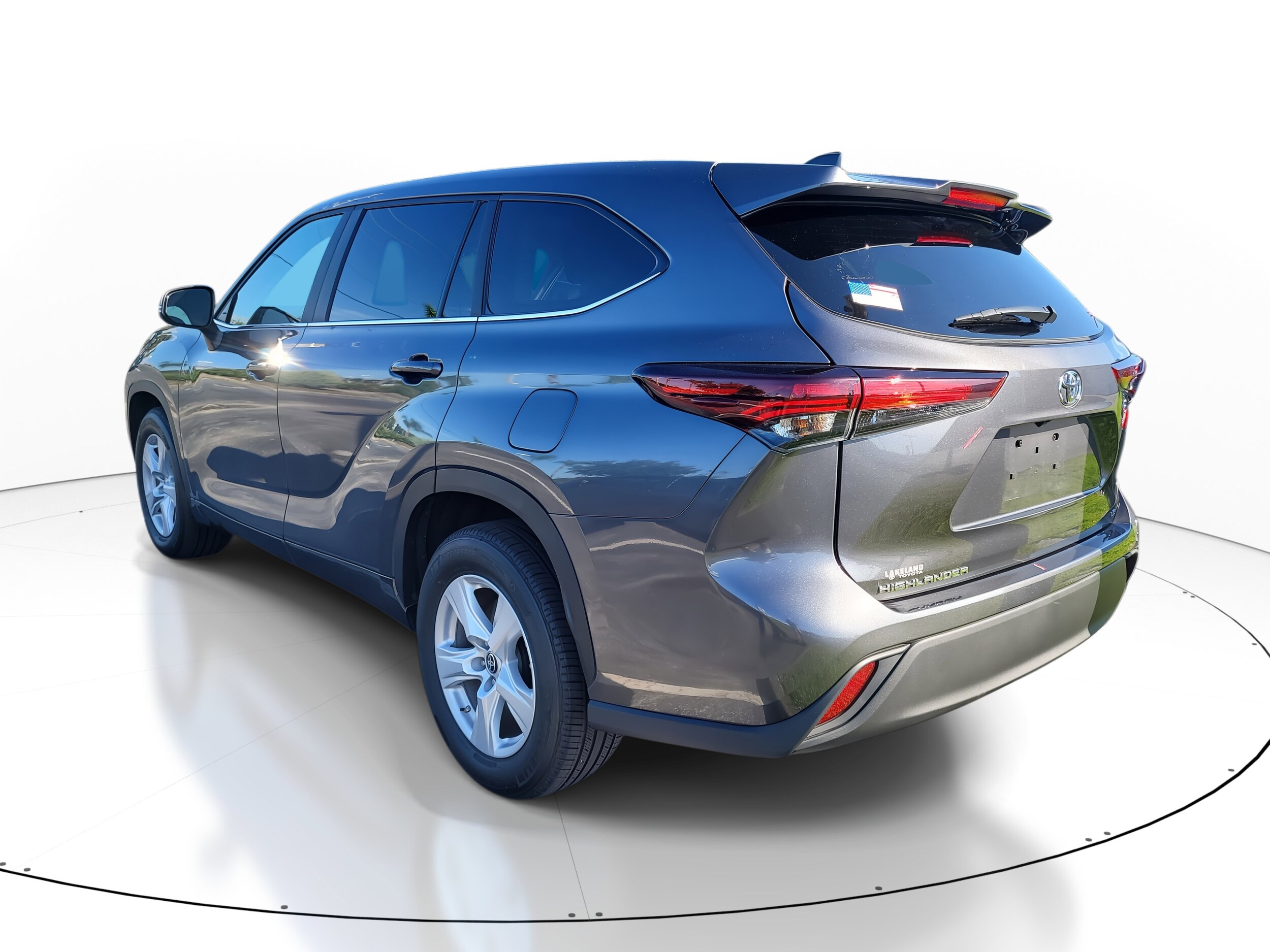 2024 Toyota Highlander LE photo 4