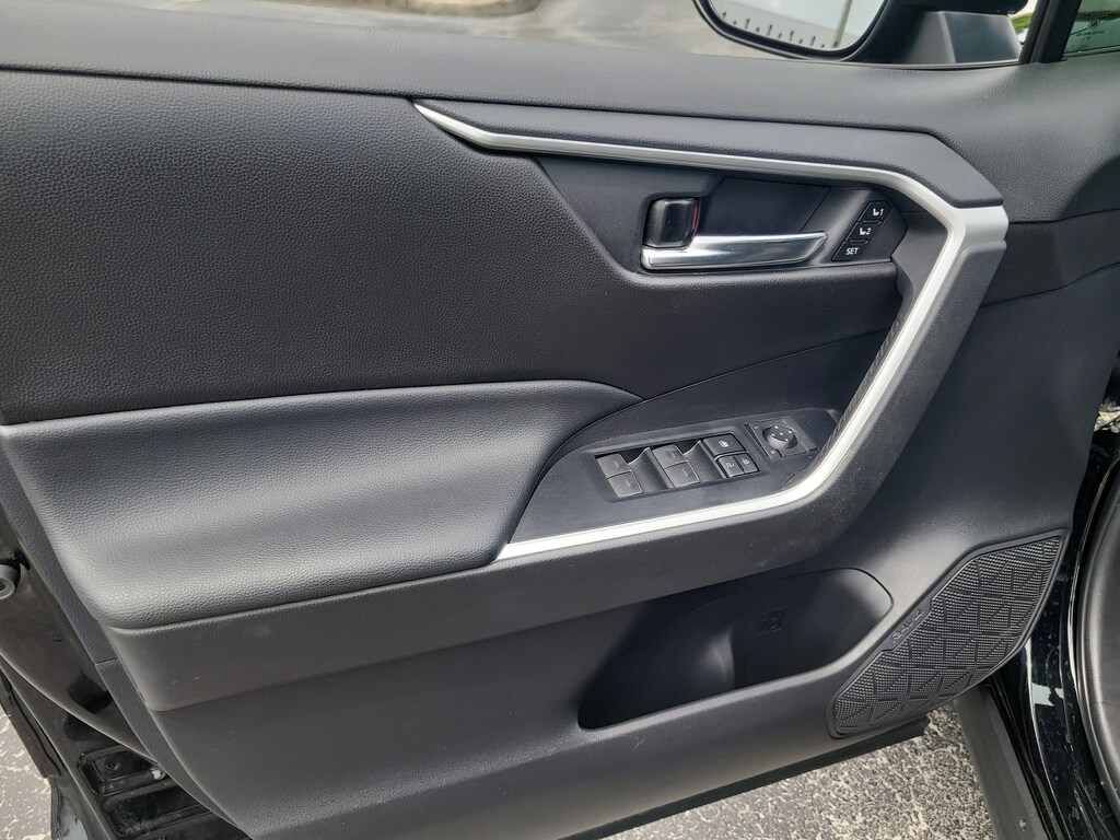 2022 Toyota RAV4 Hybrid XLE Premium photo 12