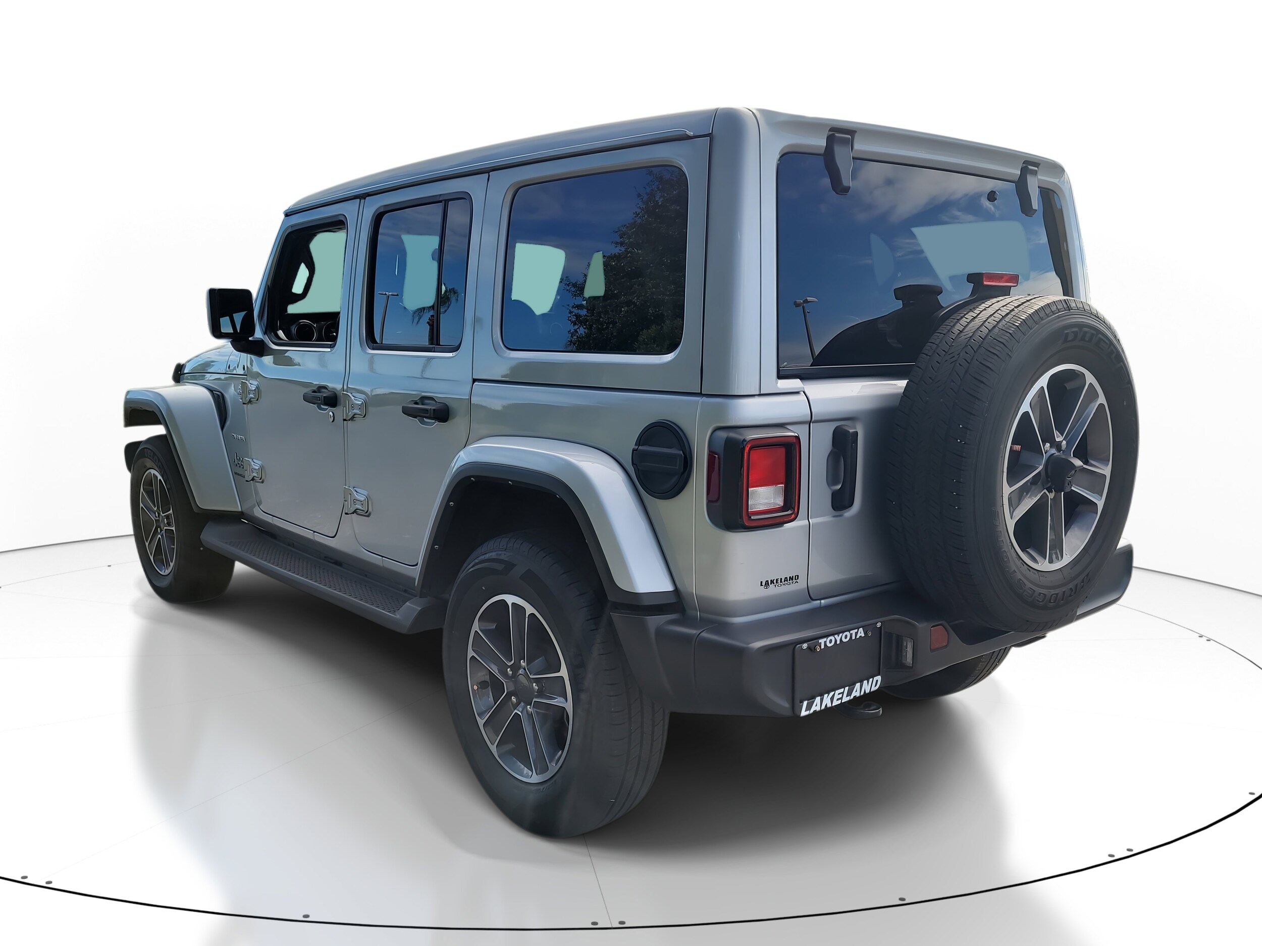 2023 Jeep Wrangler Sahara photo 3
