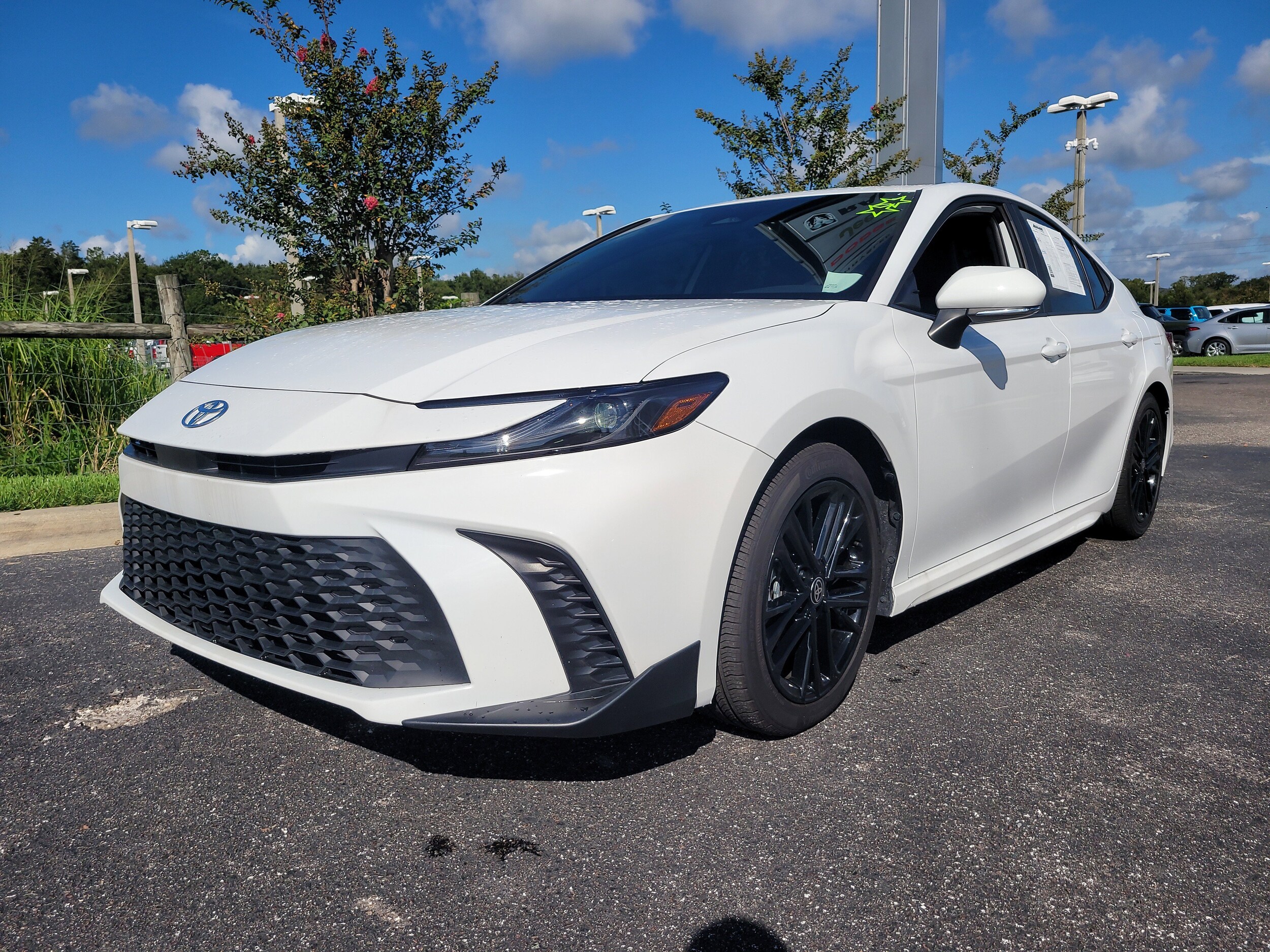 2025 Toyota Camry SE photo 3