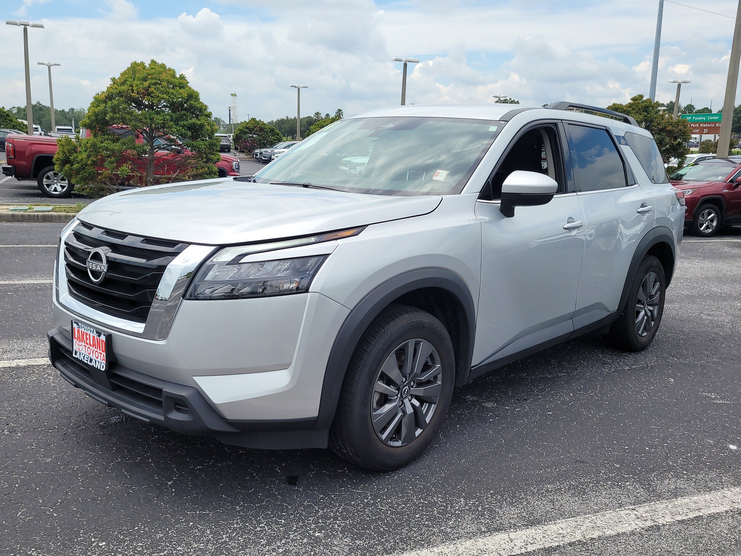 2024 Nissan Pathfinder SV photo 2