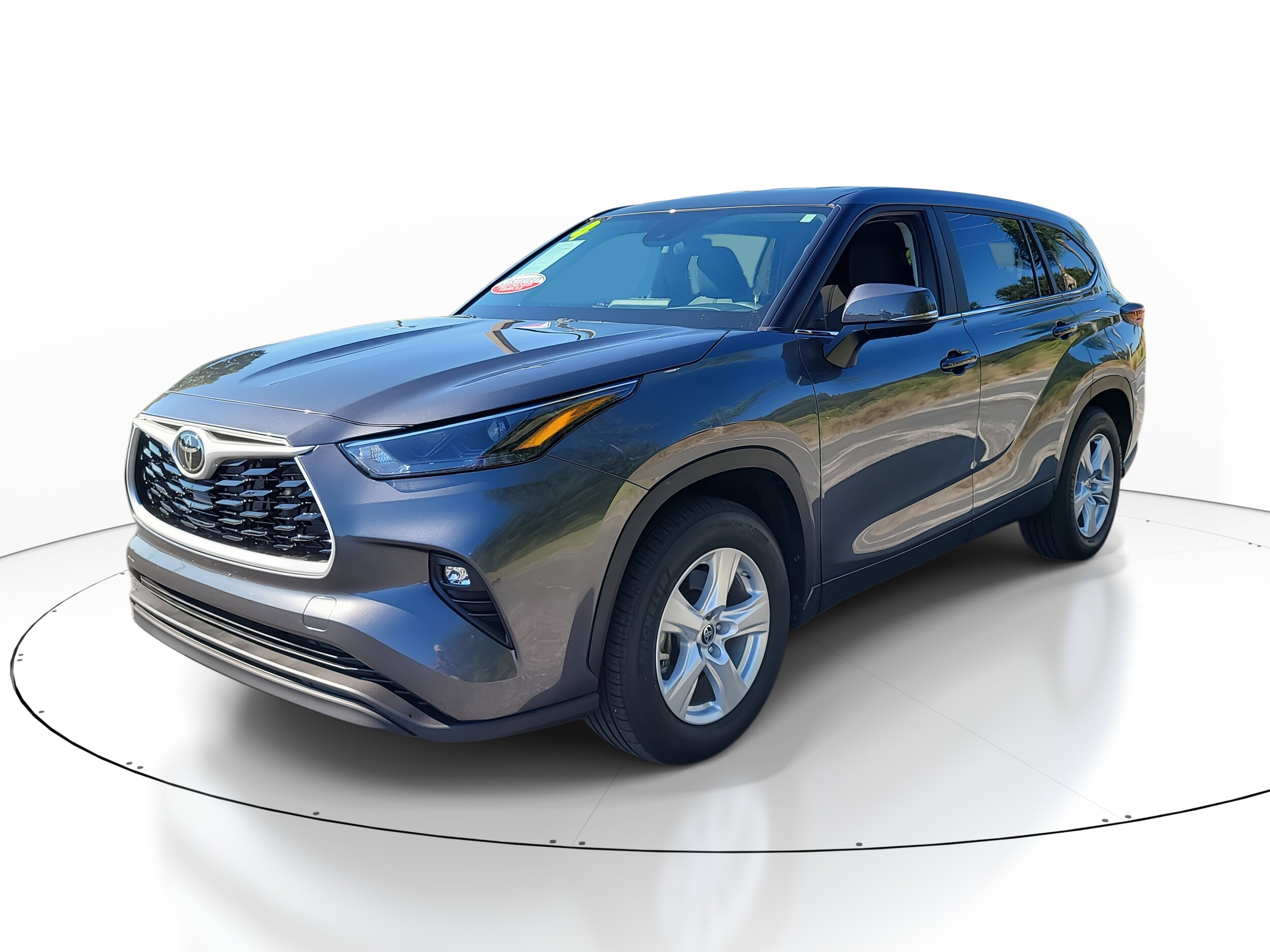2024 Toyota Highlander LE photo 3