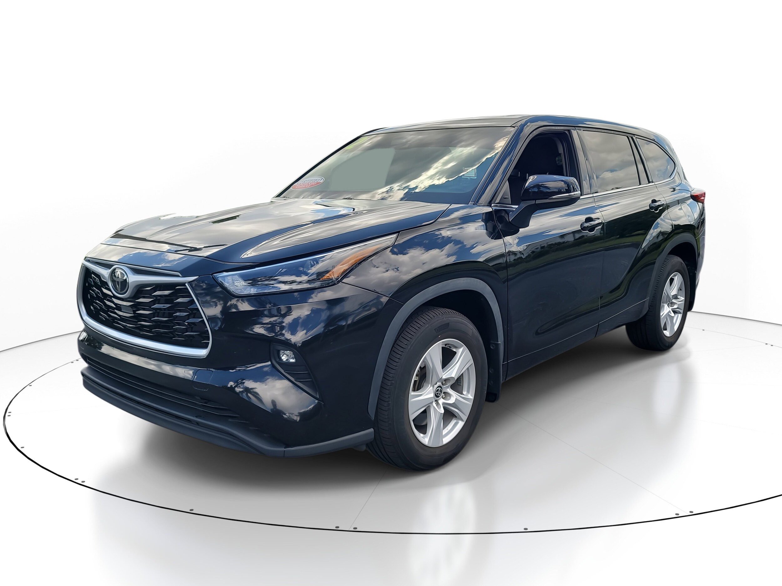 2022 Toyota Highlander LE photo 3