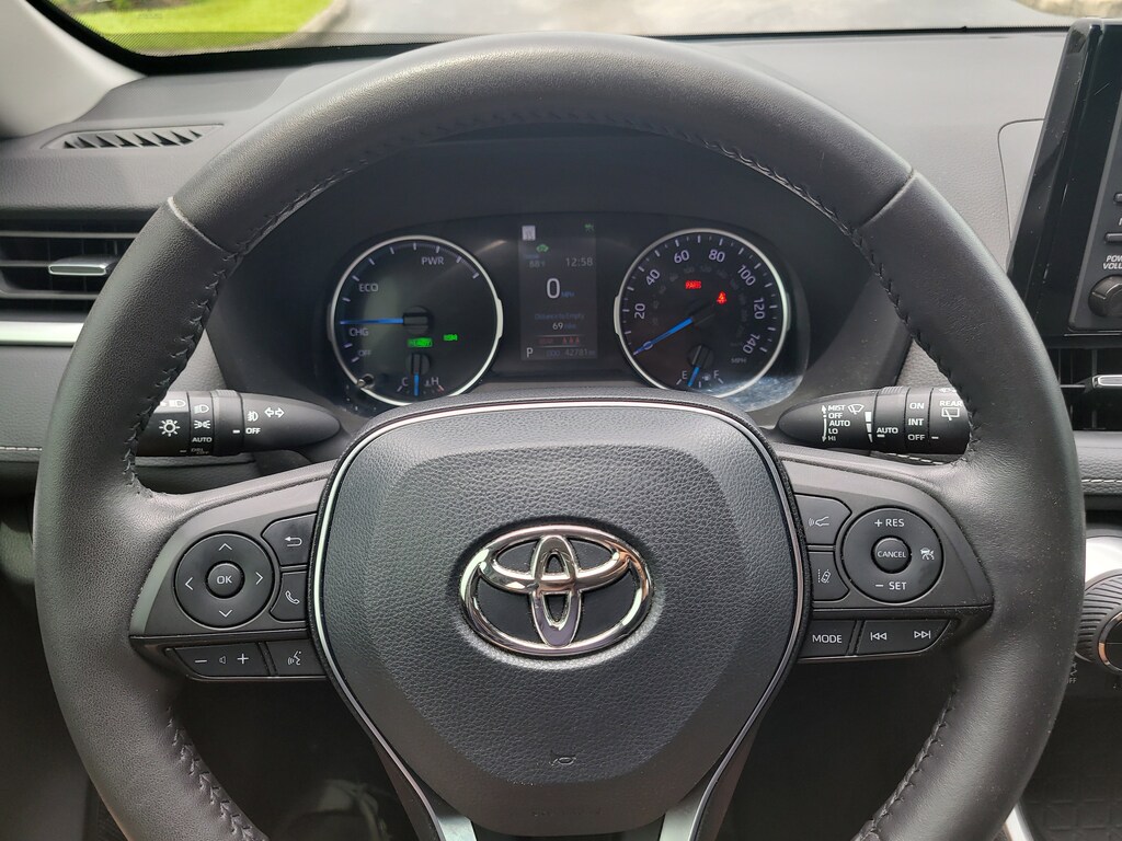 2022 Toyota RAV4 Hybrid XLE Premium photo 25