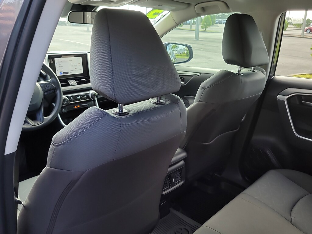 2025 Toyota RAV4 Hybrid XLE photo 4