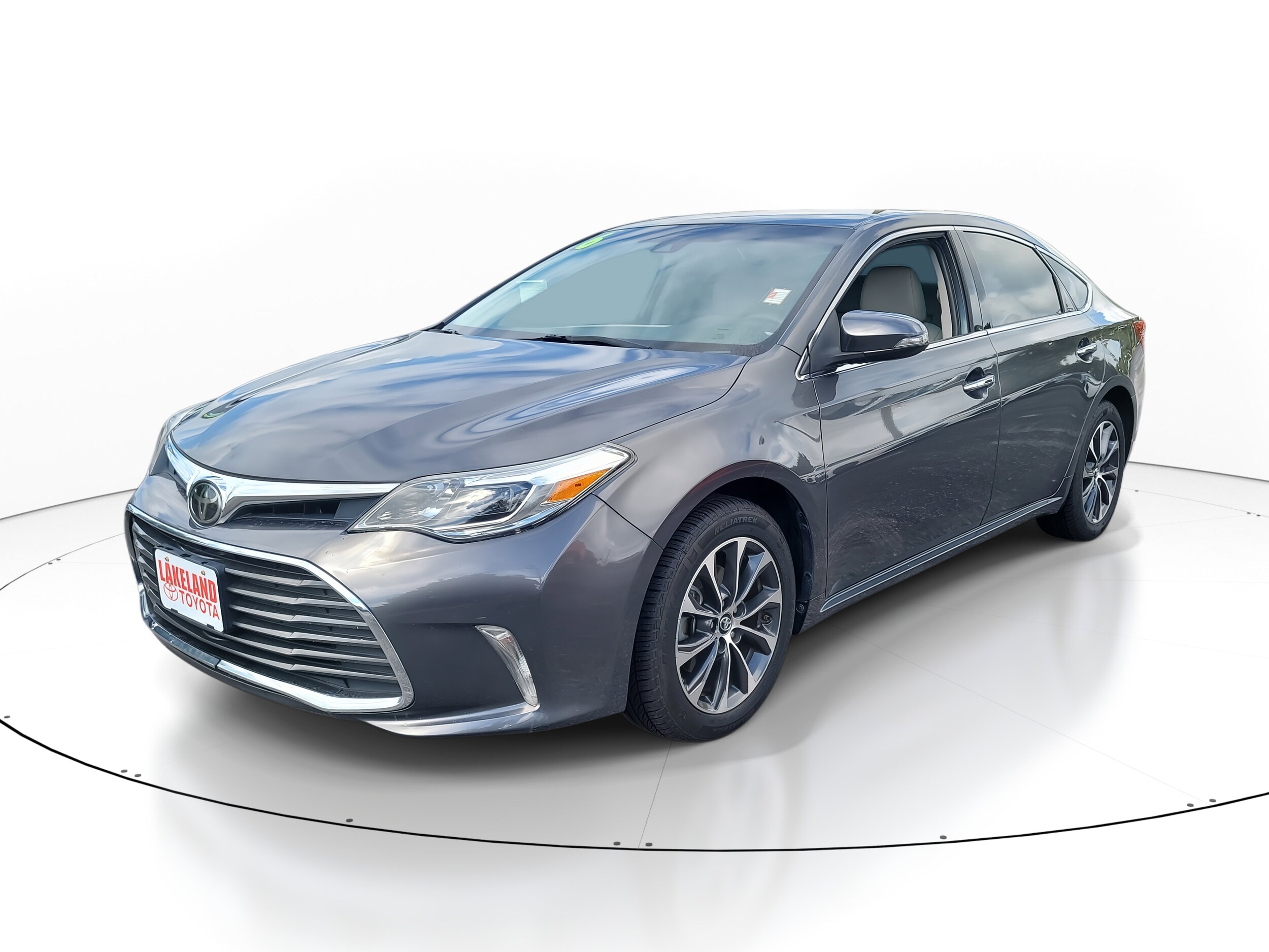 2018 Toyota Avalon XLE photo 3