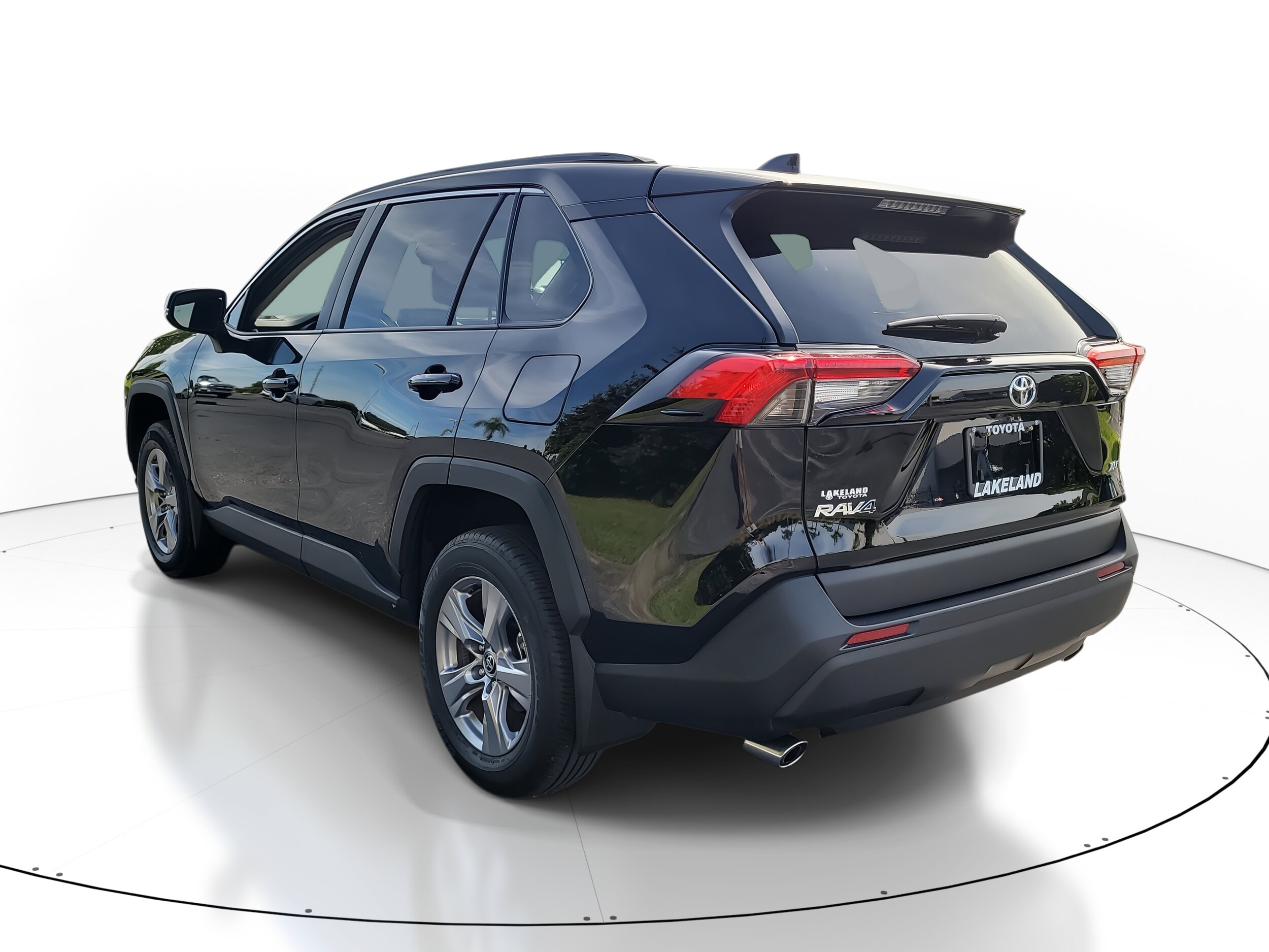 2025 Toyota RAV4 XLE photo 4