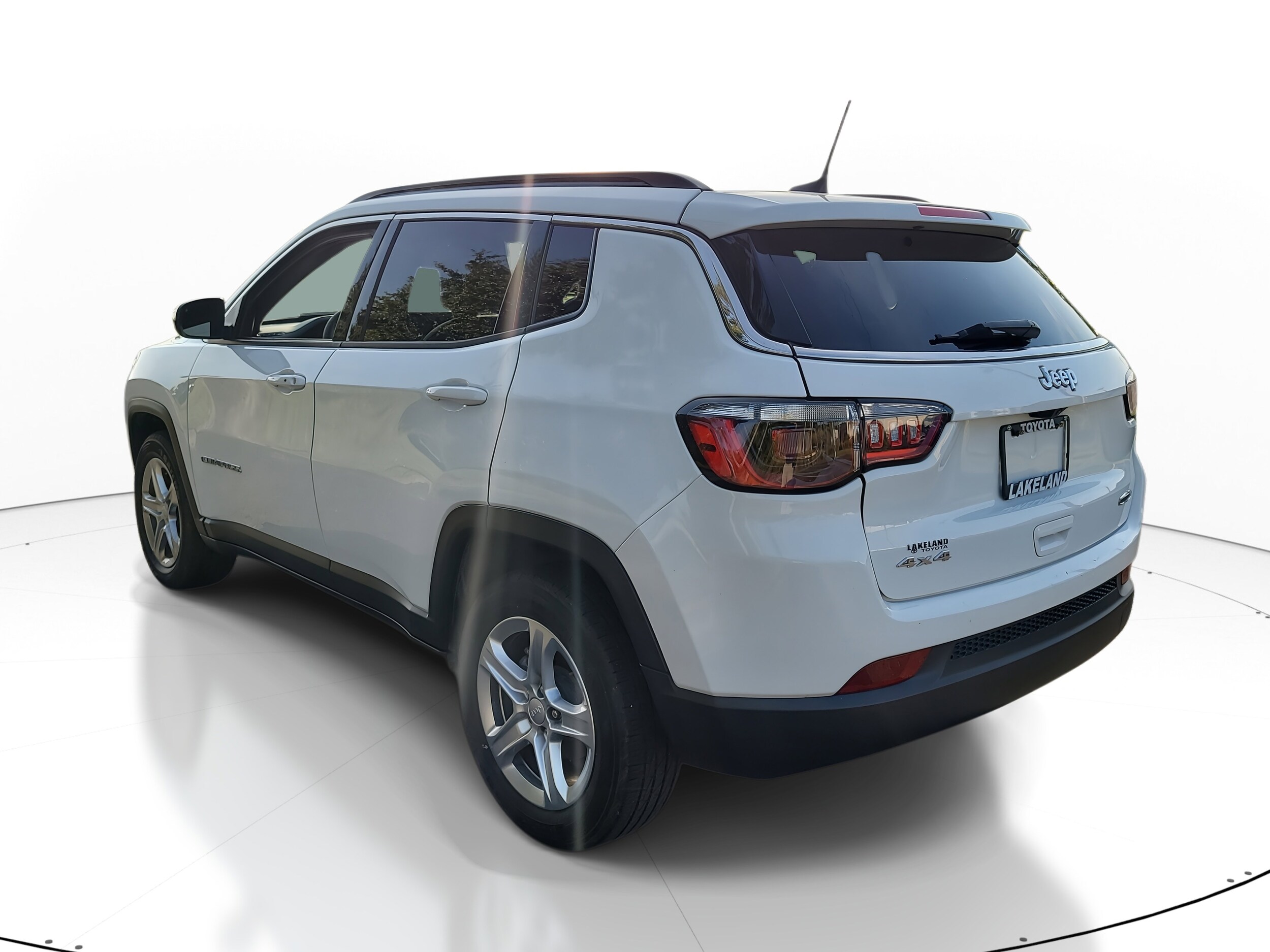 2023 Jeep Compass Latitude photo 2