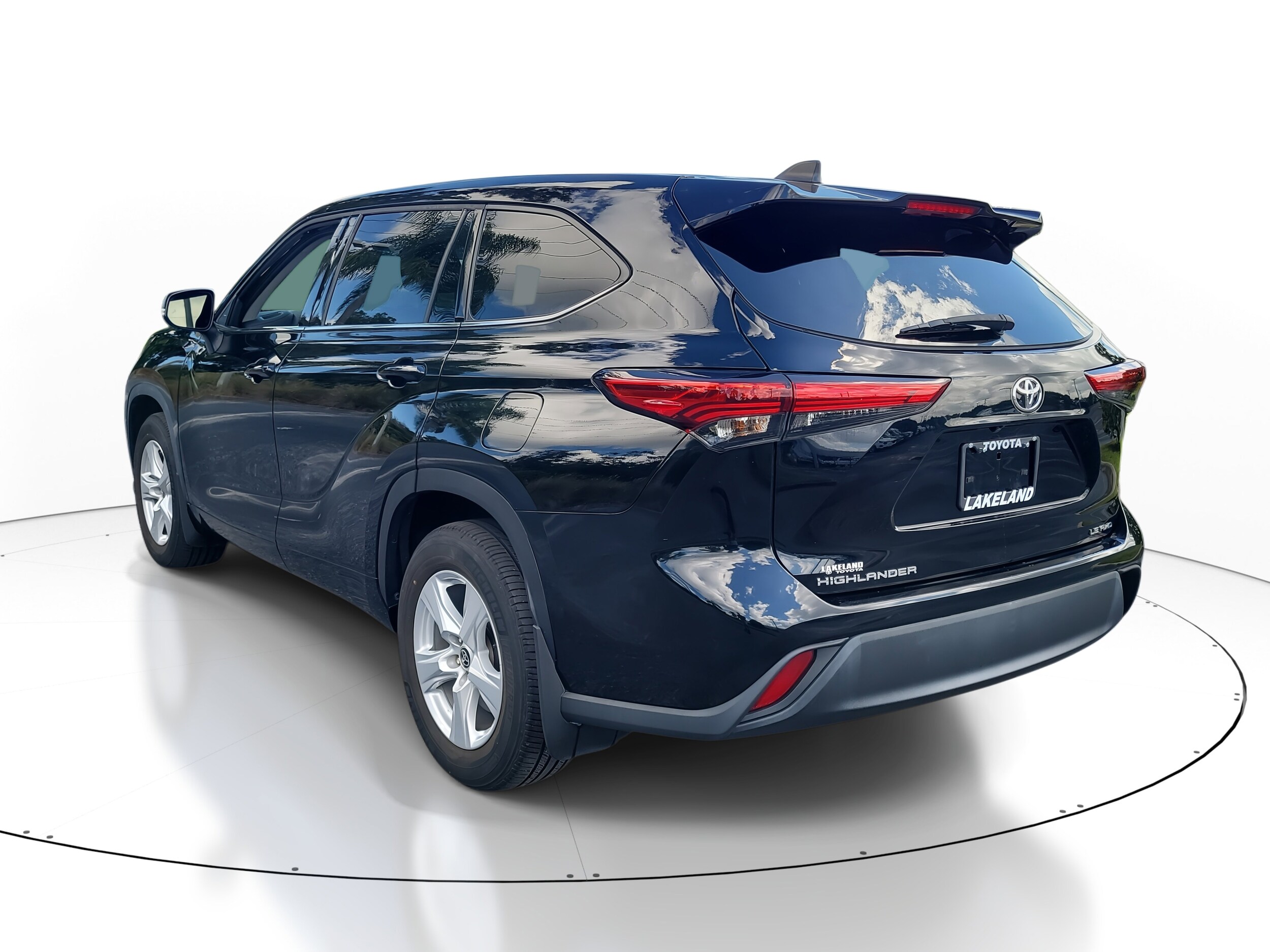 2022 Toyota Highlander LE photo 4