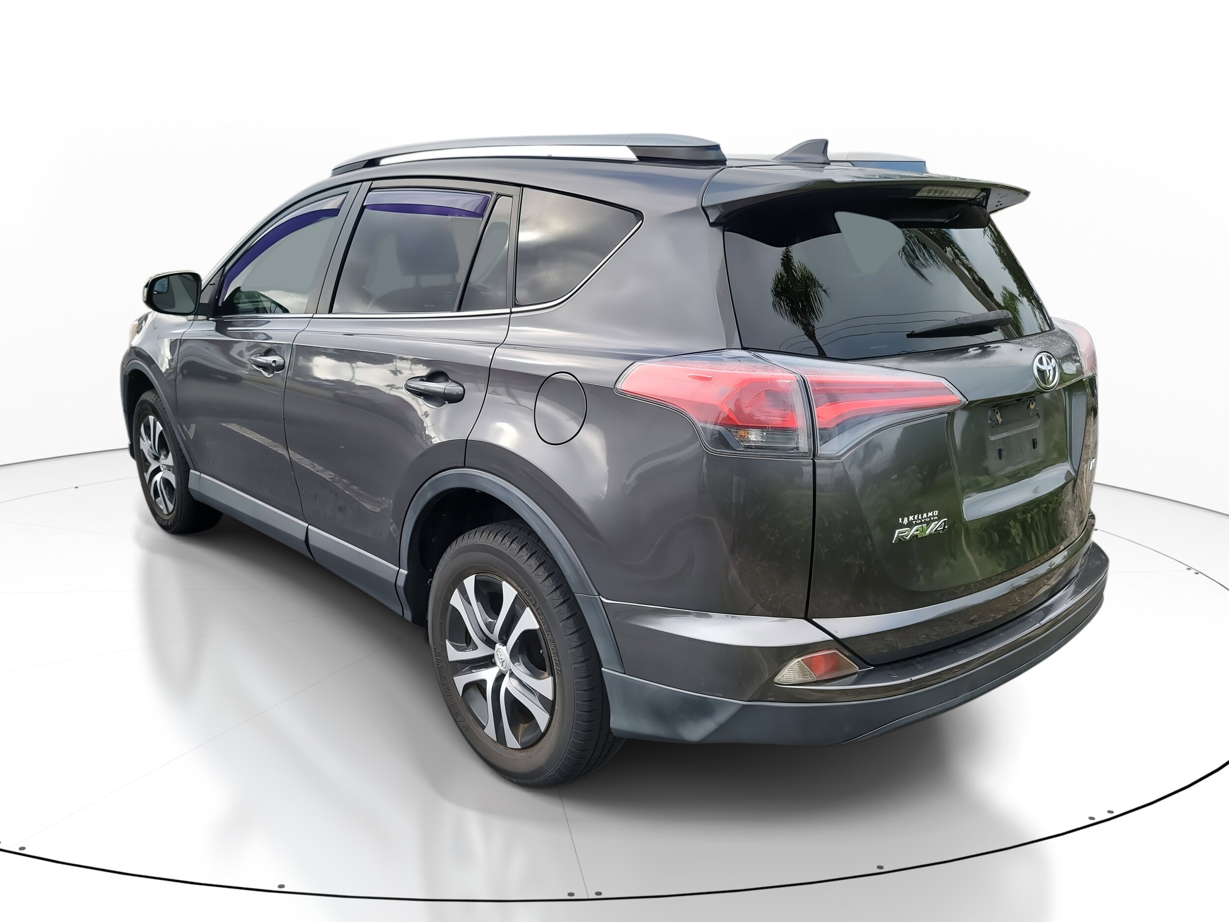2017 Toyota RAV4 LE photo 4