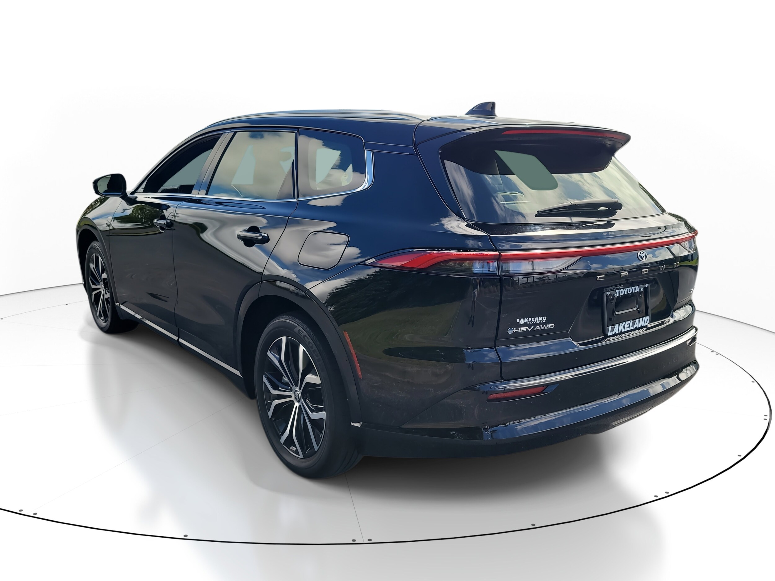 2025 Toyota Crown Signia XLE photo 4