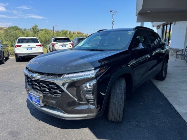 2025 Chevrolet Trax LT photo 2