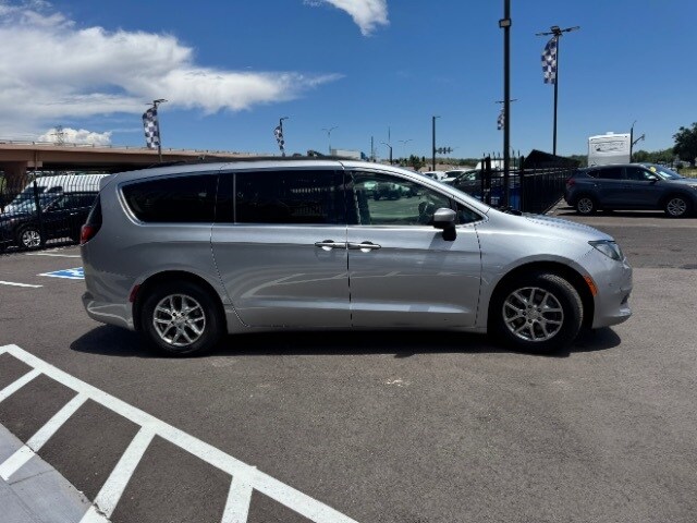 2020 Chrysler Voyager LXi photo 4