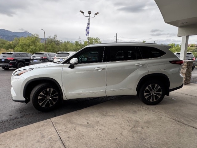 2022 Toyota Highlander XLE photo 3