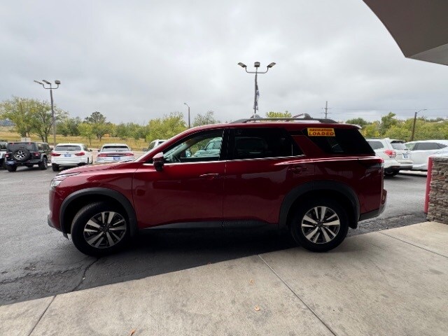 2023 Nissan Pathfinder SL photo 3