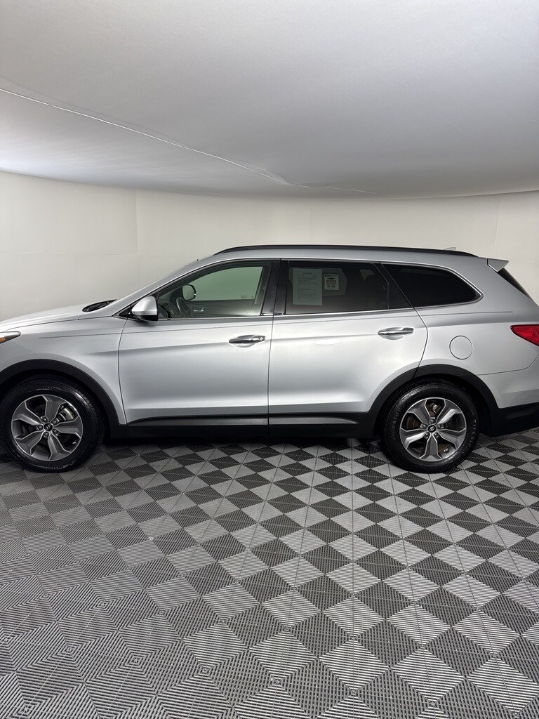 2016 Hyundai Santa Fe SE photo 2