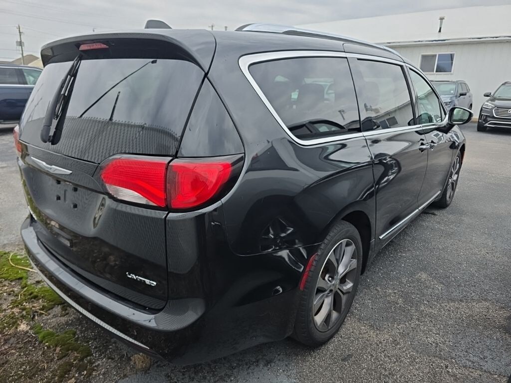 Used 2017 Chrysler Pacifica Limited Minivan/Van