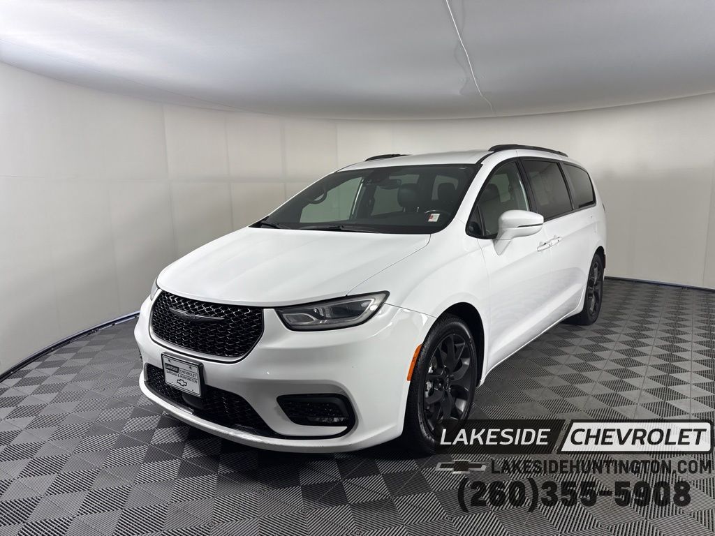 2021 Chrysler Pacifica Touring's photo