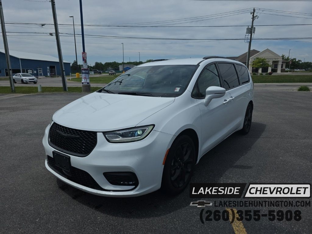 2021 Chrysler Pacifica Touring's photo