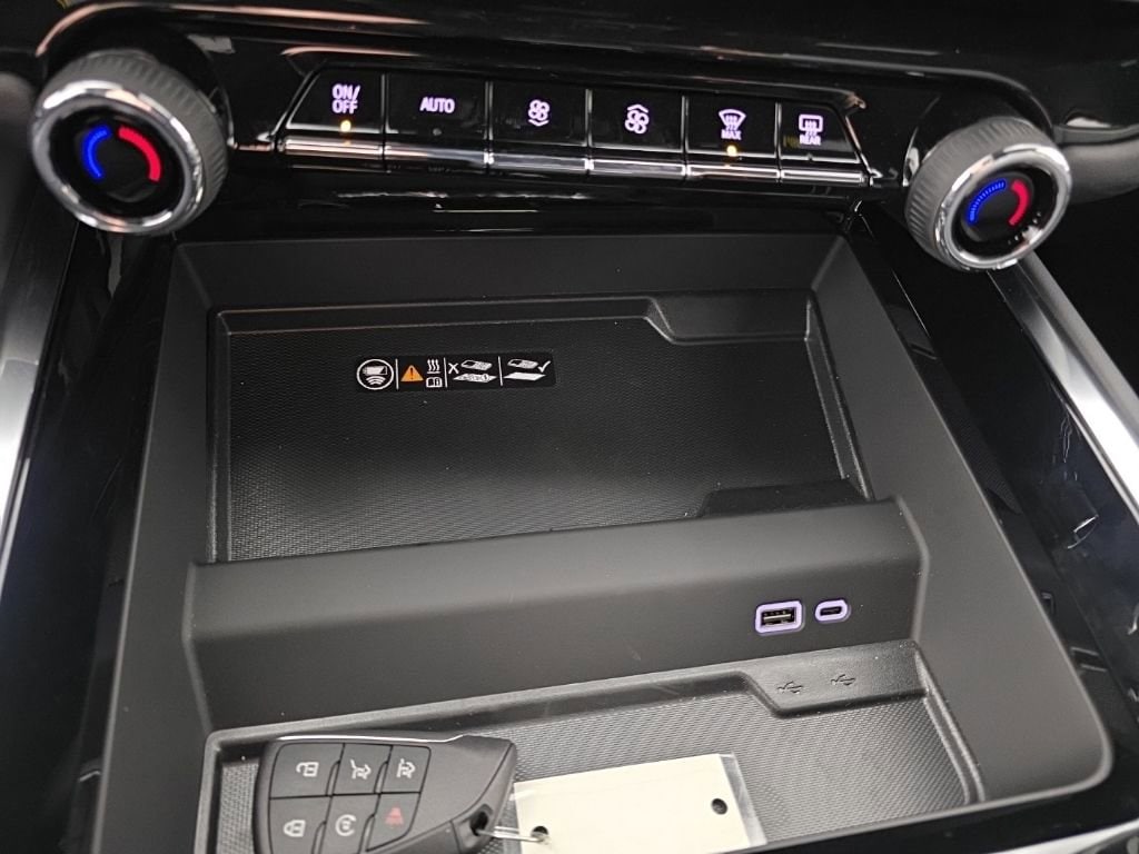 2025 Chevrolet Suburban Premier - Photo 22