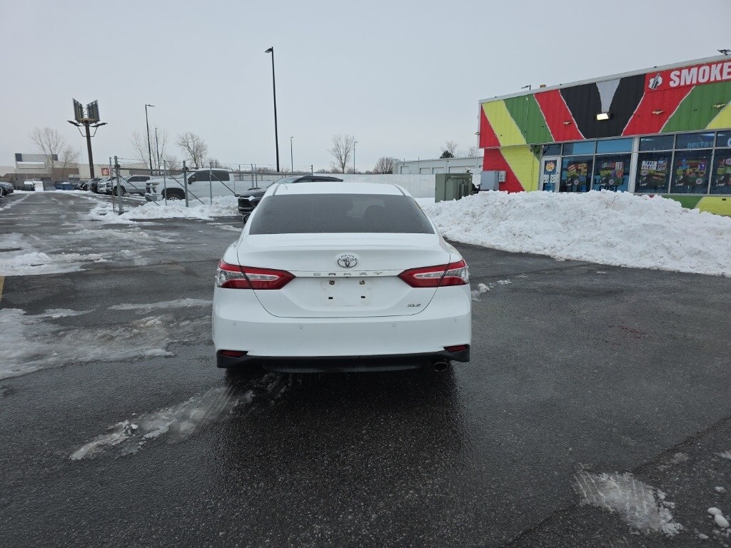 2018 Toyota Camry XLE photo 4
