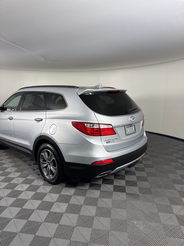 2016 Hyundai Santa Fe SE photo 3