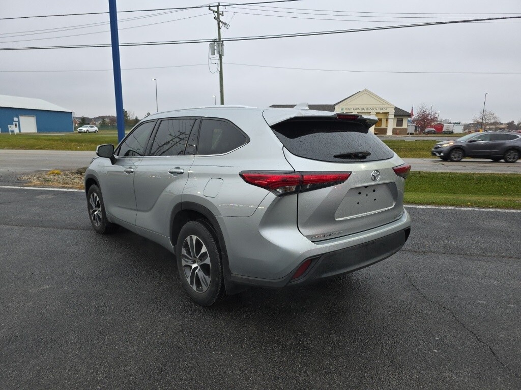 2021 Toyota Highlander XLE photo 3