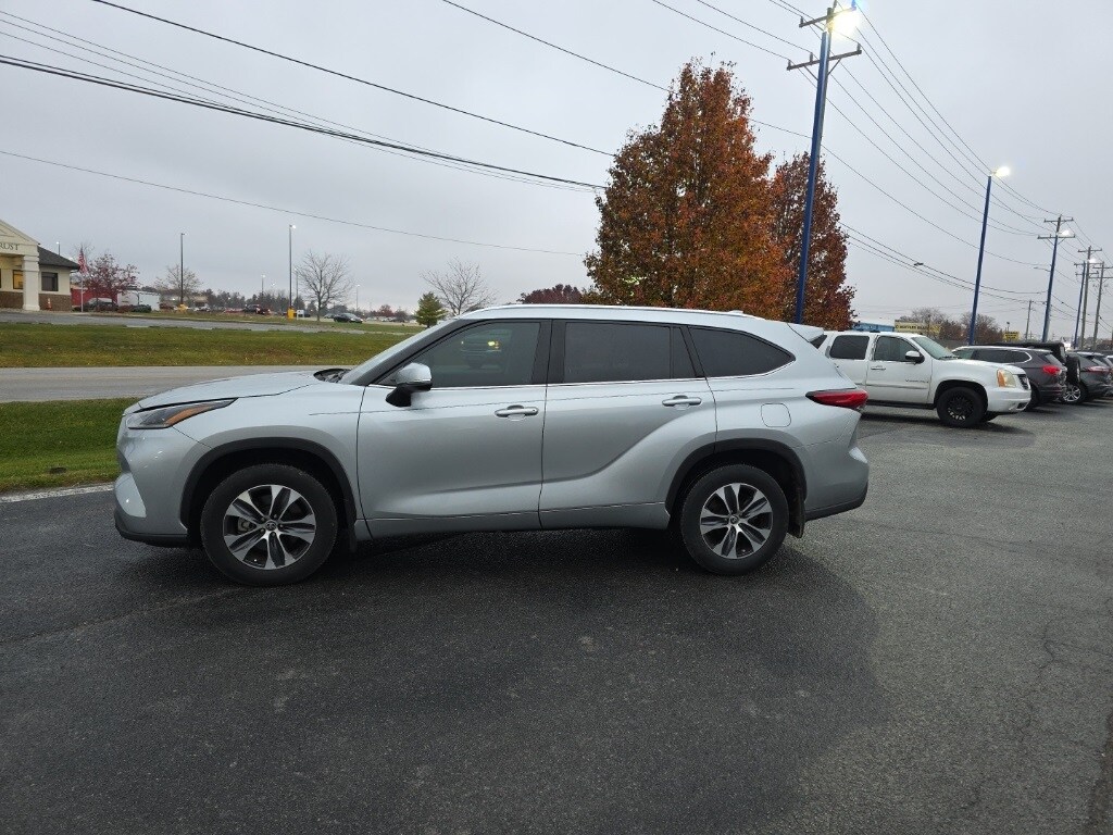 2021 Toyota Highlander XLE photo 2