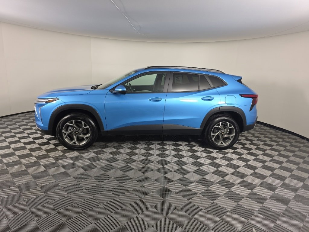 2025 Chevrolet Trax LT photo 2