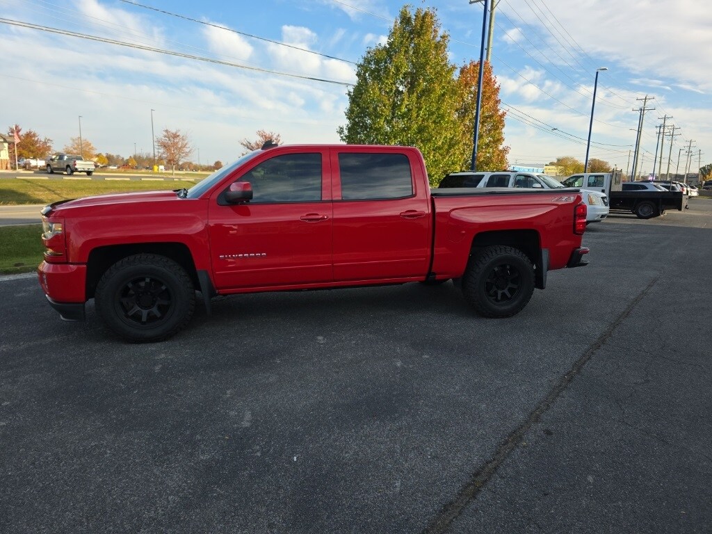 2018 Chevrolet Silverado 1500 LT2 photo 2
