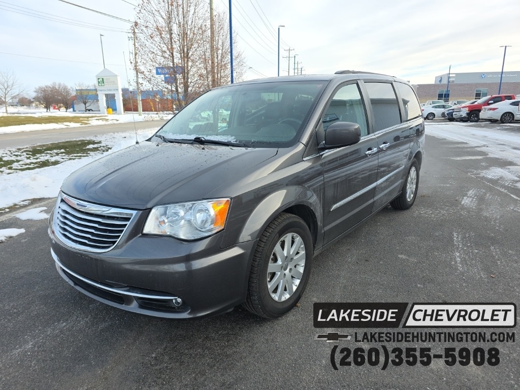 2015 Chrysler Town & Country Touring's photo