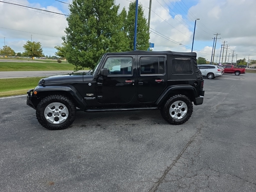 2013 Jeep Wrangler Unlimited Sahara photo 2