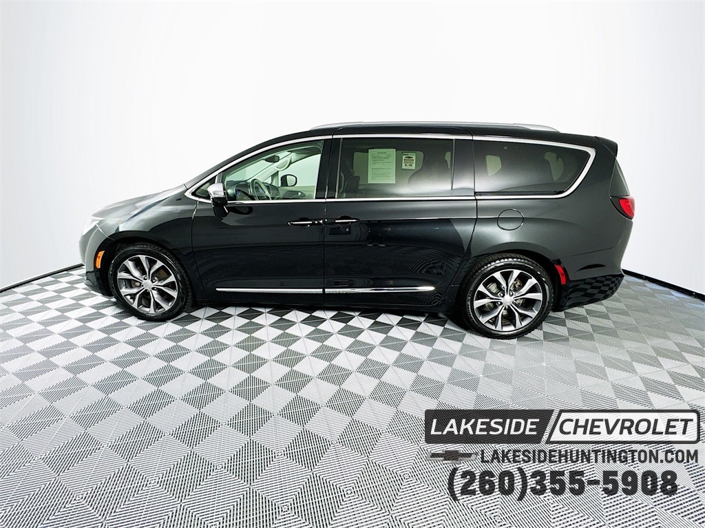 Used 2017 Chrysler Pacifica Limited with VIN 2C4RC1GG6HR772012 for sale in Huntington, IN