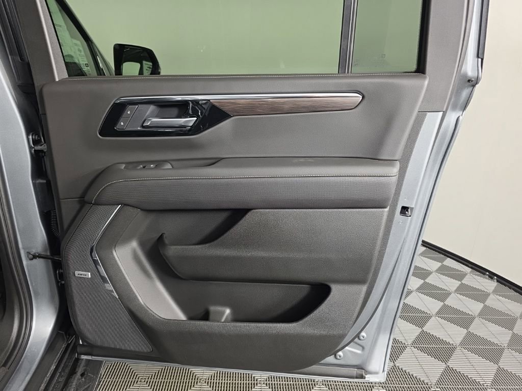 2025 Chevrolet Suburban Premier - Photo 40
