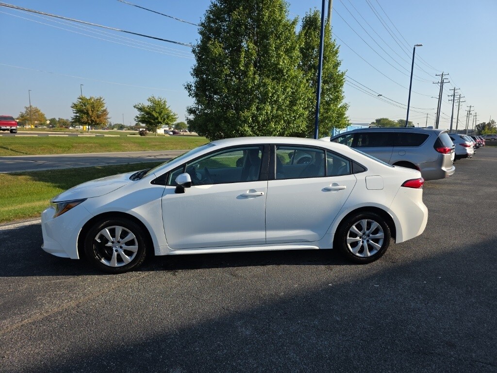 2022 Toyota Corolla LE photo 2
