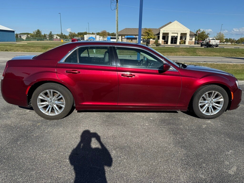 2017 Chrysler 300 Limited photo 3