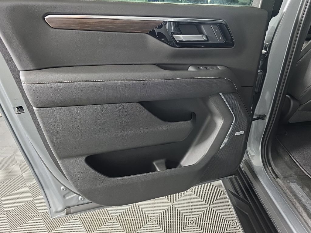 2025 Chevrolet Suburban Premier - Photo 31
