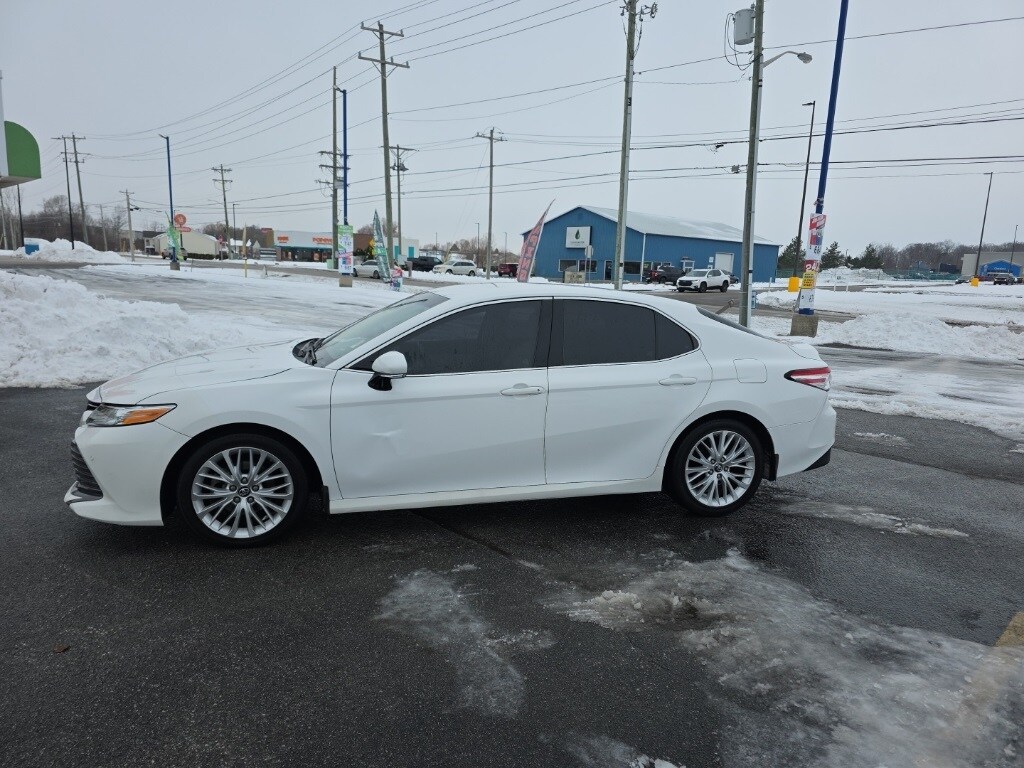2018 Toyota Camry XLE photo 2