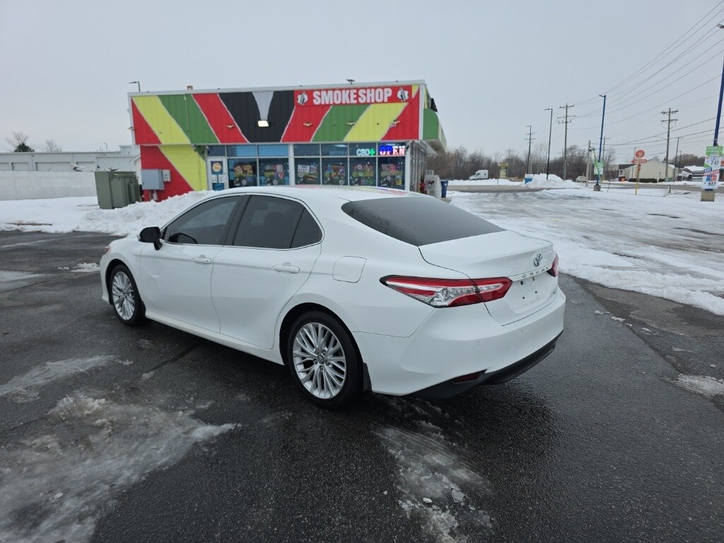 2018 Toyota Camry XLE photo 3