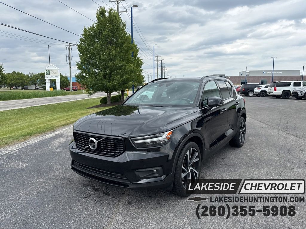 2020 Volvo XC40 T4 R-Design's photo