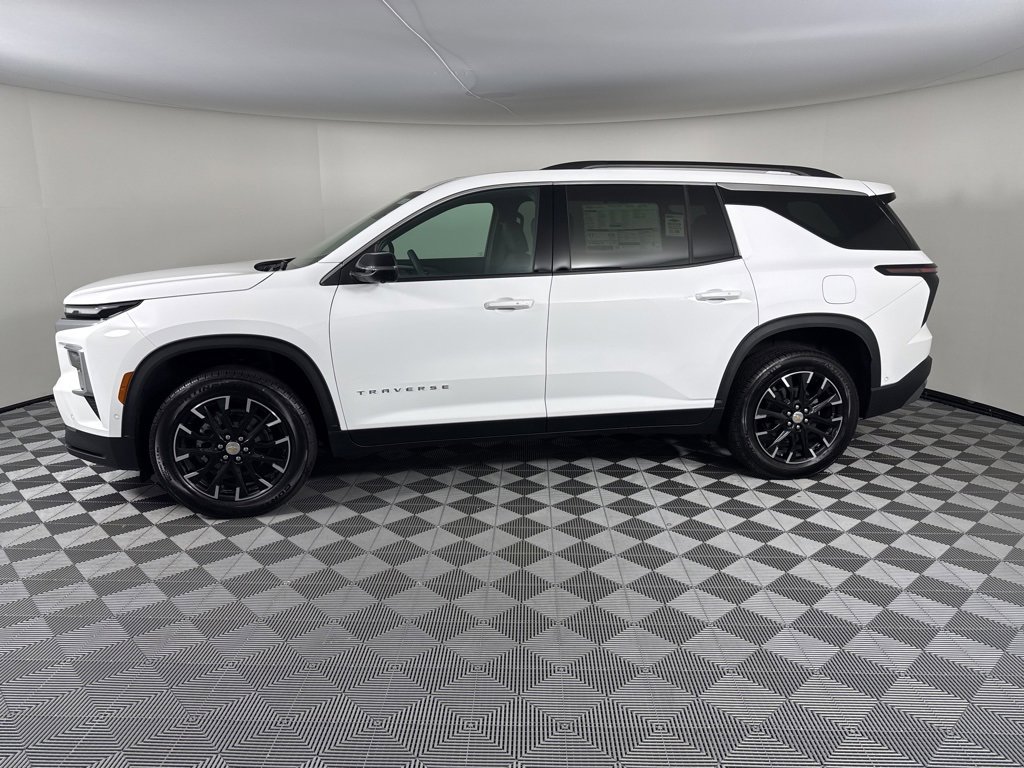 2025 Chevrolet Traverse photo 2