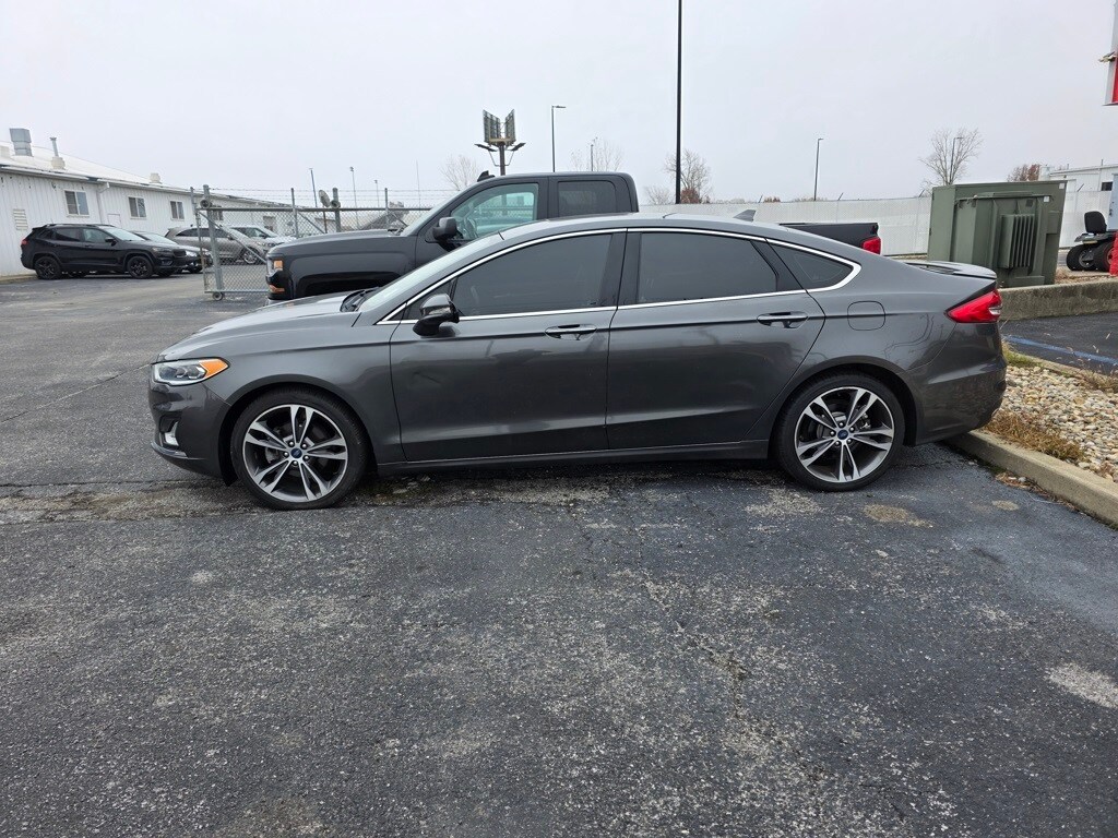 2019 Ford Fusion Titanium photo 2