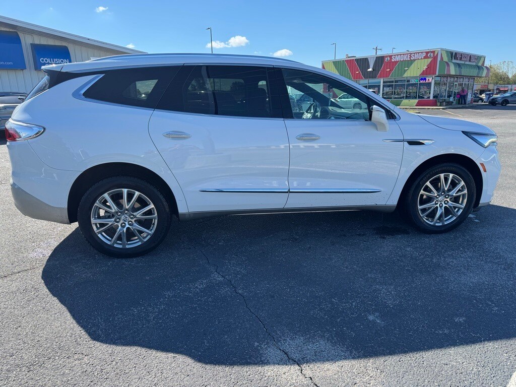 2023 Buick Enclave Essence photo 3
