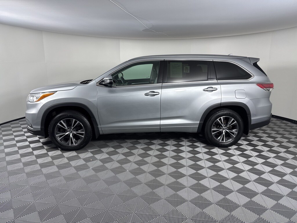 2016 Toyota Highlander XLE photo 2