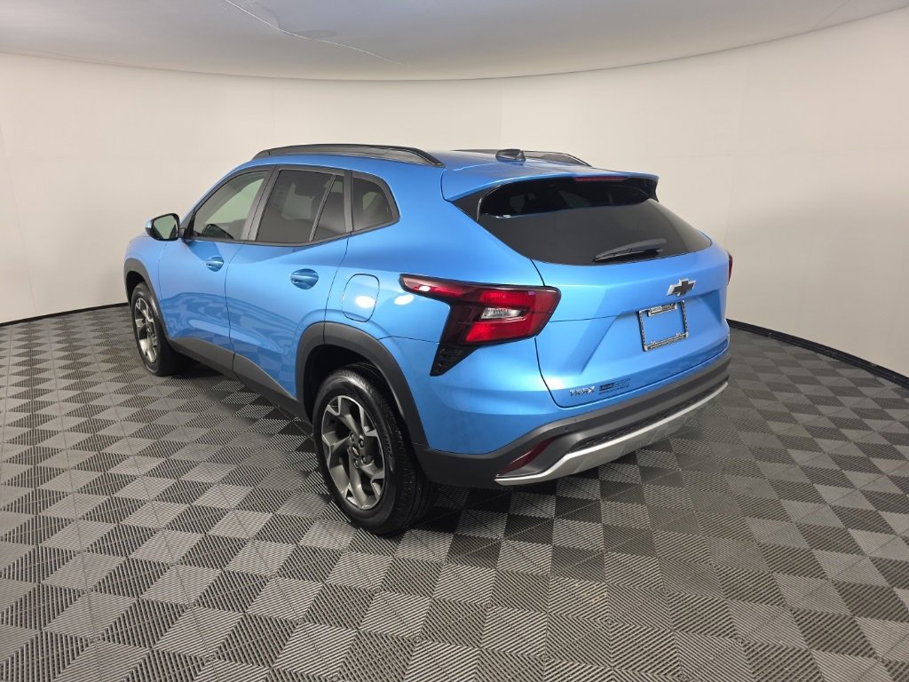 2025 Chevrolet Trax LT photo 3