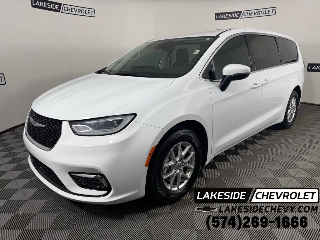 2023 Chrysler Pacifica Touring L's photo