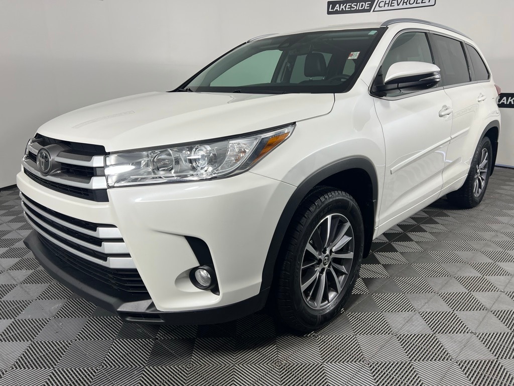Used 2018 Toyota Highlander XLE with VIN 5TDJZRFH0JS560997 for sale in Warsaw, IN